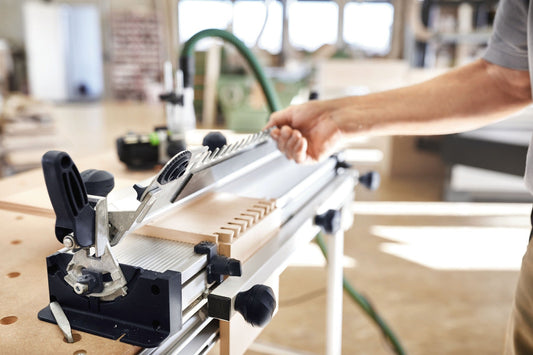 Festool Schwalbenschwanzzinken-Schablone mit Anschlägen beim Einschieben in VS 600 Verbindungssystem auf Holzwerkstück