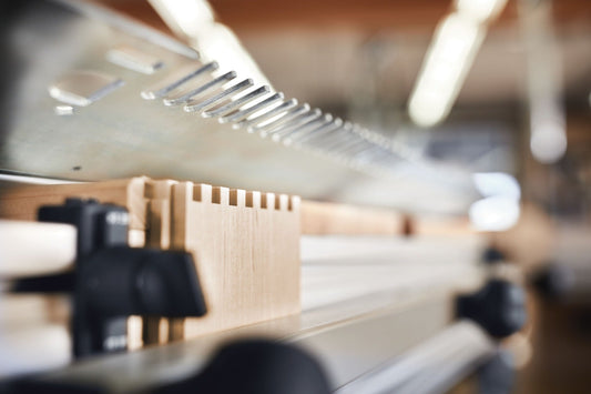 Festool Fingerzinken-Schablone VS 600 mit Holzfingerziehen auf Werkstück montiert, Detailansicht