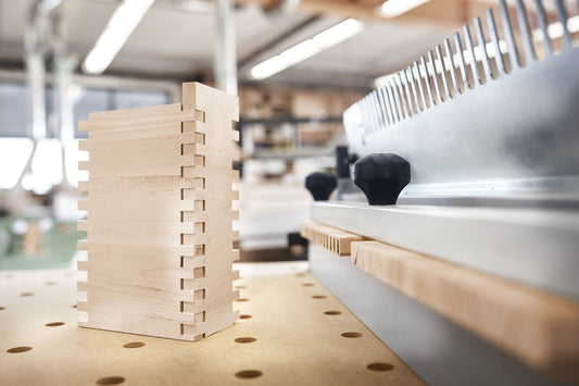 Festool Fingerzinken-Schablone VS 600 mit präzisen Zinkenverbindungen auf Lochrasterplatte in Werkstatt
