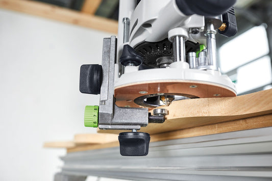 Festool Kopiertast-Set KT-OF mit Tastrolle beim Schablonenfräsen auf Holzwerkstück an Oberfräse