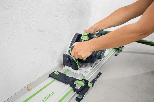 Festool Eintauch-Positionsanzeiger FS-EP mit Führungsschiene und Einhandzwingen bei Eintauchschnitt in Wand.