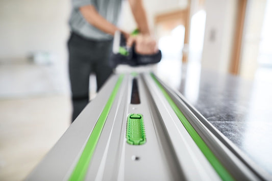 Festool Klebepad FS-KP/30 auf Führungsschiene FS/2-KP in Anwendung beim Sägen