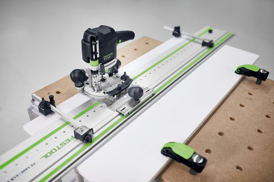 Festool Lochreihenbohr-Set LR 32-SYS mit Oberfräse, Führungsschiene und Schraubzwingen auf Werkstück