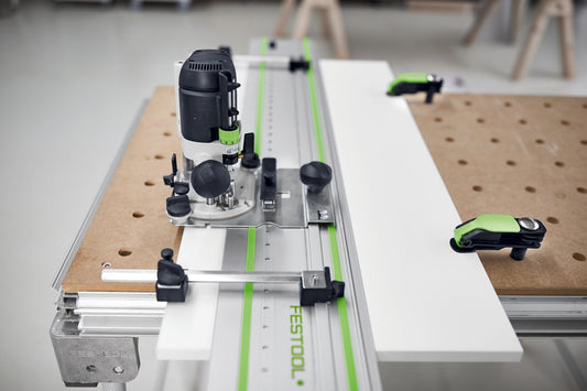 Festool Lochreihen-Set LR 32 mit Oberfräse auf Führungsplatte mit 32 mm Lochraster und Zentrierdorn