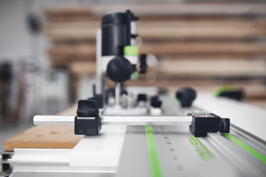 Festool Lochreihen-Set LR 32 mit Führungsplatte, Zentrierdorn und Positionierungswippe auf Werkstück