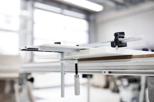Festool Längsanschlag LA-LR 32 FS mit Schiebelehre für präzise Lochreihen auf Werkstück