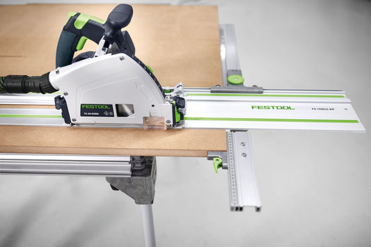 Festool Parallelanschlag FS-PA montiert an Führungsschiene für präzisen Plattenzuschnitt auf Holzwerkstück