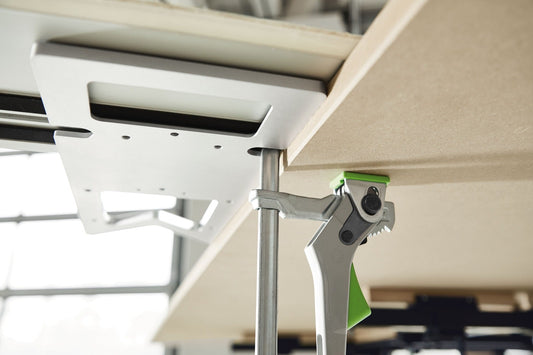 Festool Hebelzwinge FS-HZ 160 mit Hebelmechanismus an Führungsschiene montiert, Detailansicht