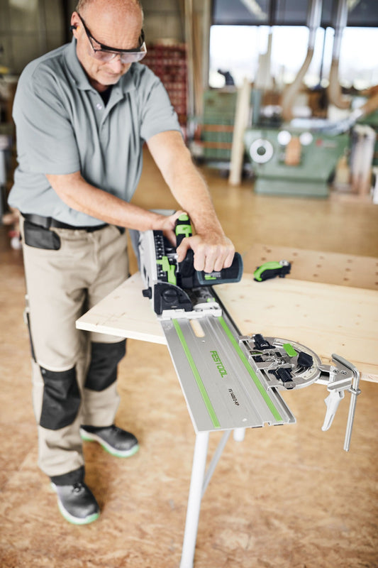 Festool Führungsschiene FS/2 mit Zubehör-Set SYS3 M 137 in Anwendung auf Holzwerkstück in Werkstatt