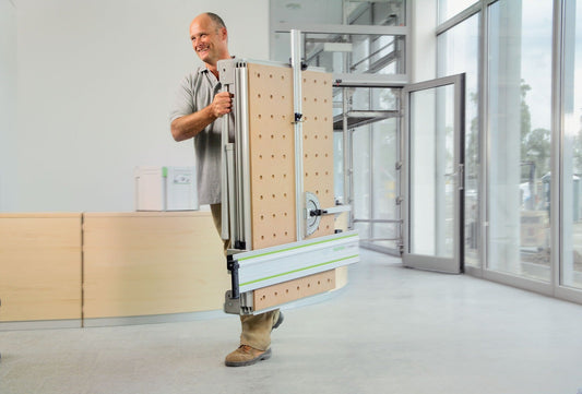 Festool MFT/3 Multifunktionstisch mit Lochplatte, Aluprofil und klappbaren Beinen wird von Handwerker getragen