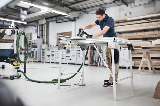 Festool MFT 3 Multifunktionstisch mit Querstrebe MFT 3-QT in Werkstatt, Handwerkerin nutzt Oberfräse