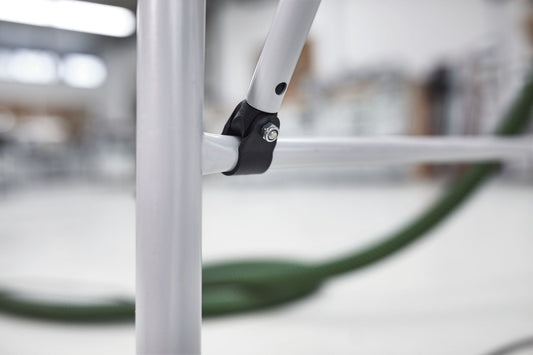 Festool Querstrebe MFT 3-QT Verbindungselement mit Schraubverschluss an weißem Profil montiert