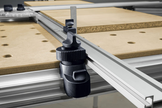 Festool Zusatzklemmung MFT/3-ZK mit Drehknopf auf Anschlagsschiene montiert, Detailansicht der Spannbacke am