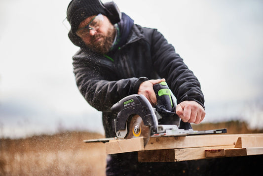 Festool HKC 55 Akku-Handkreissäge beim Schneiden von Holz mit Kappschiene FSK 420 in Aktion