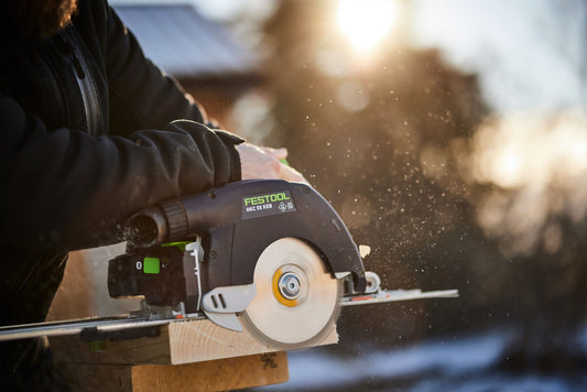 Festool HKC 55 KEb Handkreissäge schneidet sauberen Feinschnitt in Holz mit Hartmetall-Sägeblatt