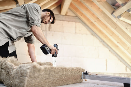 Festool Winkelanschlag FS-WA-ISC bei Winkelschnitt an Dämmmaterial mit Führungsschiene