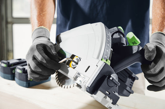 Festool TSC 55 KEB-Basic Akku-Tauchsäge mit Doppelakku-System und Systainer in Handposition
