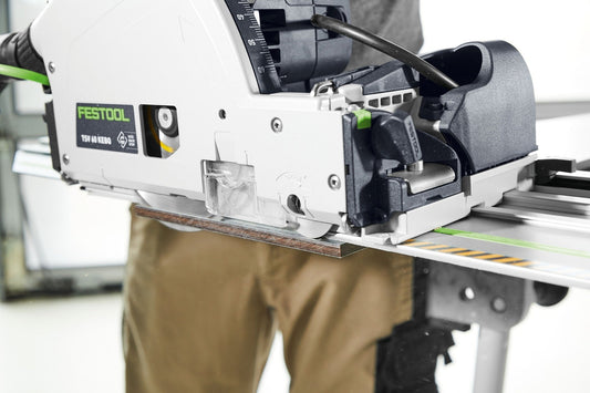 Festool Vorritzer-Tauchsäge TSV 60 K mit Vorritz-Sägeblatt beim Ausrissfreien Schnitt in beschichteter Platte
