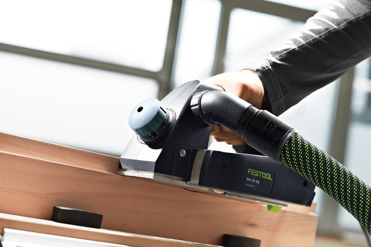 Festool EHL 65 EQ Einhandhobel beim Hobeln von Holz mit Spantiefeneinstellung, Anwendungsansicht