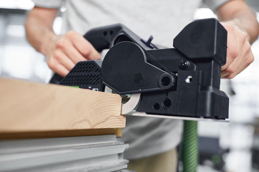 Festool Hobelkopf HK 82 SD mit HW-Spiralmesser beim Hobeln von Holz, Anwendungsbeispiel