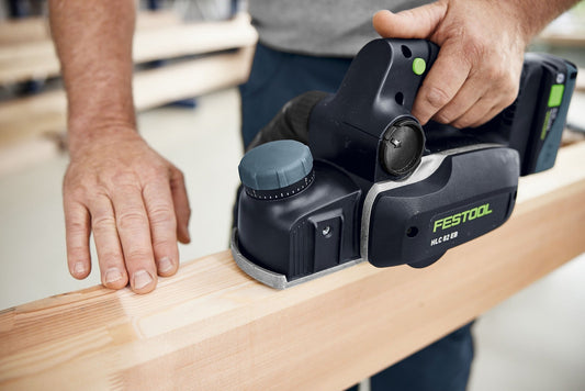 Festool HLC 82 EB Akku-Hobel mit 82 mm Hobelbreite beim Hobeln auf Holzwerkstück, Spiralmesser sichtbar