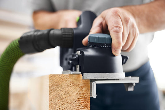 Festool Parallelanschlag PA-HLC 82/EHL 65 mit Drehknopf zur Einstellung der Falzbreite an Holzwerkstück