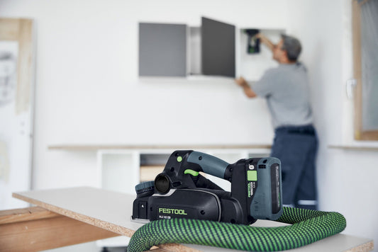 Festool Energie-Set 18V mit zwei Akkupacks BP 18 Li 5,0 HP-ASI und Schnellladegerät TCL 6 auf grünem Kabel
