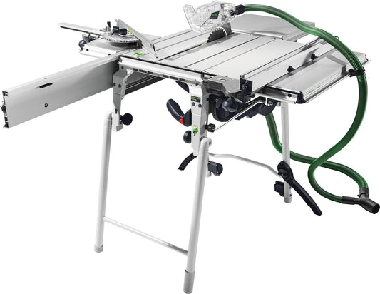 Festool Tischverlängerung VL mit grünem Absaugschlauch an Tischsäge montiert, Seitenansicht.