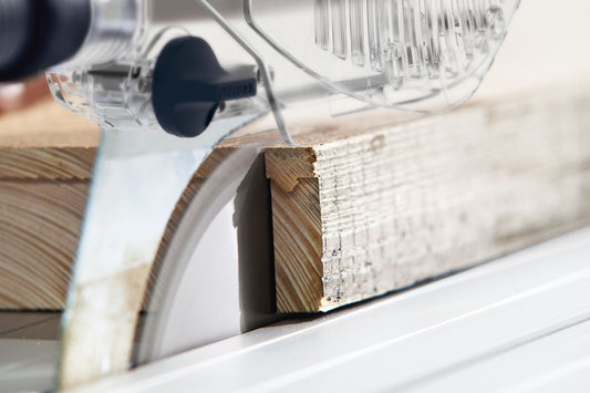 Festool PRECISIO CS 70 Tischzugsäge sägt Holz mit Spalttischschutz und Zugweg