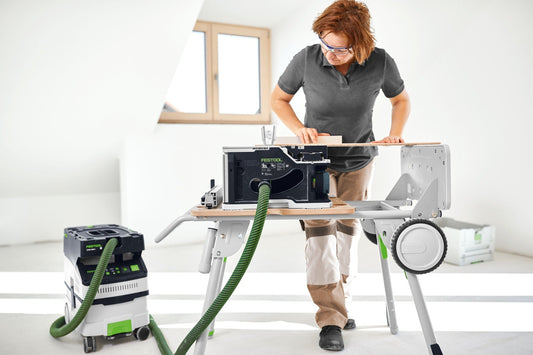 Festool UG-CSC-SYS Untergestell als Arbeitstisch mit integrierter Absauganlage beim Sägen von Holzwerkstücken