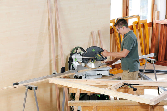 Festool KAPEX Kapp-Zugsäge auf MFT Multifunktionstisch, Handwerker beim Zuschneiden von Holz in Werkstatt