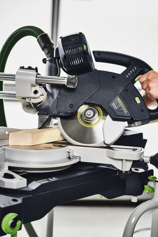 Festool KAPEX KS 60 E Kapp-Zugsäge beim Sägen von Holz mit Gehrungswinkel-Anwendung