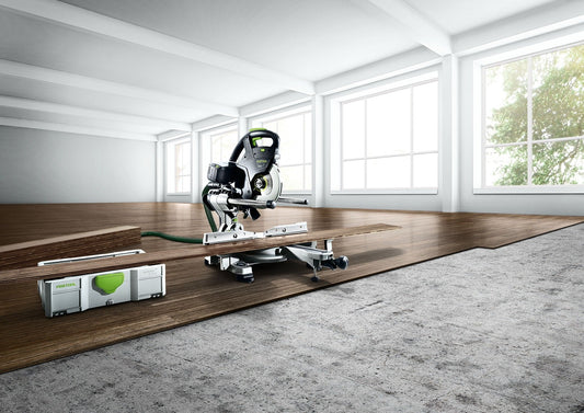 Festool KAPEX KS 60 Kapp-Zugsäge mit Untergestell beim Sägen von Holzbrettern in heller Werkstatt, LED-Schlaglicht