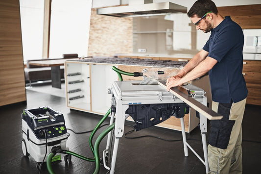 Festool TKS 80 EBS Tischkreissäge mit Absauganlage und Schiebetisch im Einsatz in der Küche