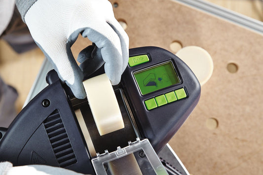 Festool Kantenanleimer KA 65 mit EVA-Klebstoff Patrone in Anwendung, Bediendisplay und Klebstoffausgabe sichtbar