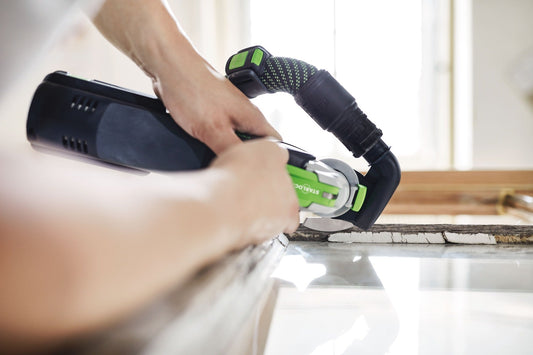 Festool OSC-AV Absaugvorrichtung beim Sägen von Holzleisten mit Akku-Oszillierer und Staubabsaugung