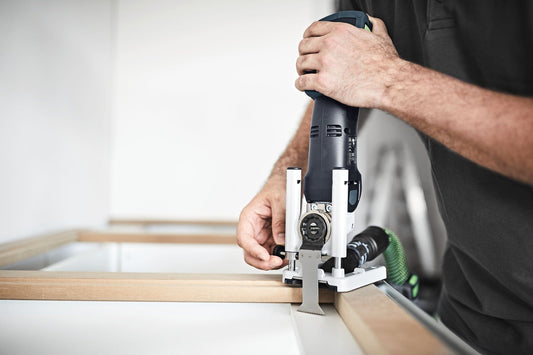 Festool OSC-AH Ansetzhilfe bei Eintauchschnitt auf Holzleiste, Handgriff oben, weiße Führungsplatte sichtbar