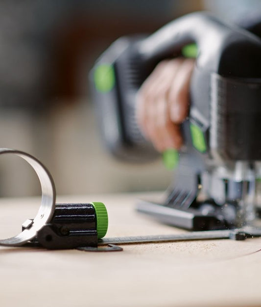 Festool Zubehör-Systainer ZH-SYS-PS 420 mit Kreisschneider und Zubehörteilen auf Werkbank