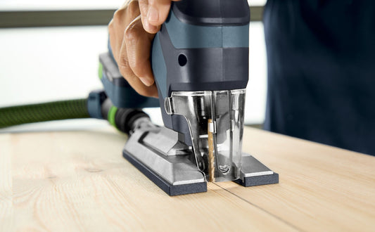Festool Splitterschutz SP-PSC 500/20 wird an Stichsäge angebracht, Anwendung auf Holzwerkstück