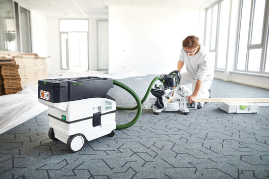 Festool CTLC MIDI I-Basic Akku-Absaugmobil mit Saugschlauch bei Anwendung im Renovierungsbau auf Bodenbelag