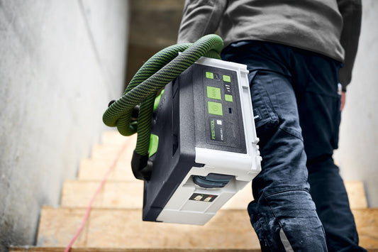 Festool CTMC SYS I-Basic Akku-Absaugmobil in Systainerform, von Handwerker mit grünen Schutzhandschuhen gehalten