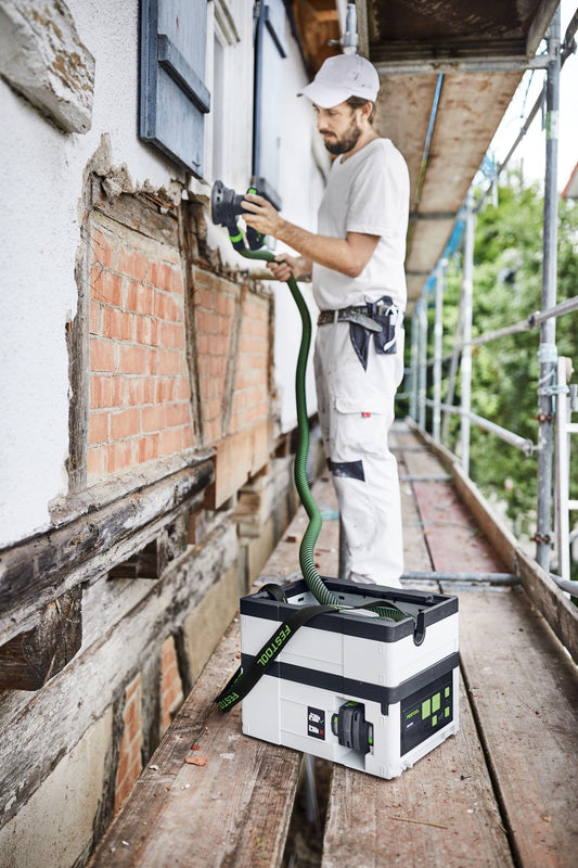 Festool Akku-Absaugmobil CLEANTEC CTLC SYS I-Basic im Einsatz beim Abschleifen einer Fassade mit Staubabsaugung