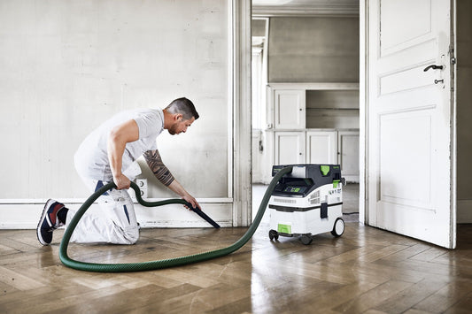 Festool Absaugmobil CLEANTEC CTL MIDI I mit Schlauch bei Staubabsaugung auf Holzboden in Innenraum