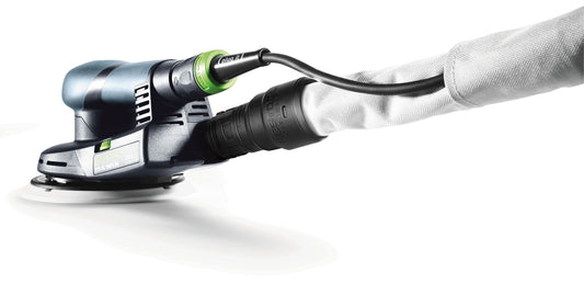 Festool Anschlussmuffe D 27/22 DM-AS/CT mit Bajonettverschluss in Hand gehalten, Saugschlauch angeschlossen