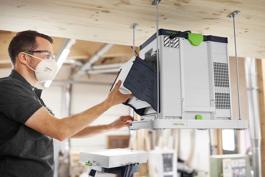 Festool SYS-AIR Luftreiniger an Deckenhalterung montiert, Handgriff für Filterwechsel sichtbar, Werkstatt