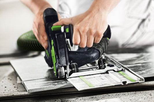 Festool DSC-AG 125 Trennsystem bei Anwendung auf Werkstück mit Führungstisch und Staubabsaugung
