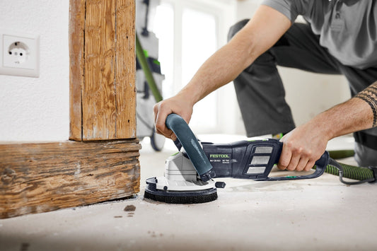 Festool RENOFIX RG 130 ECI-Plus Sanierungsschleifer bei Untergrundvorbereitung an Holzrahmen mit Bürstensegment