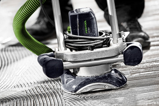 Festool DIA ABRASIVE-RG 150 Werkzeugkopf mit Diamantsegmenten auf Renovierungsfräse mit grünem Absaugschlauch