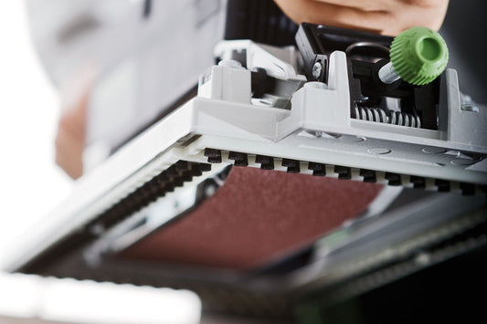 Festool Schleifrahmen FSR-BS 75 mit grünem Stellrad auf Bandschleifer mit Schleifband, Detailansicht der Montage