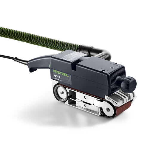 Festool Bandschleifer BS 75 E-Plus mit grünem Schleifband und schwarzem Motor, Seitenansicht auf weißem Hintergrund.